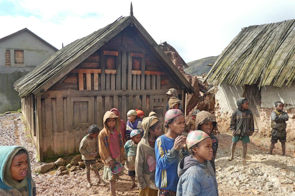 IFASINA - enkele kinderen in het dorp