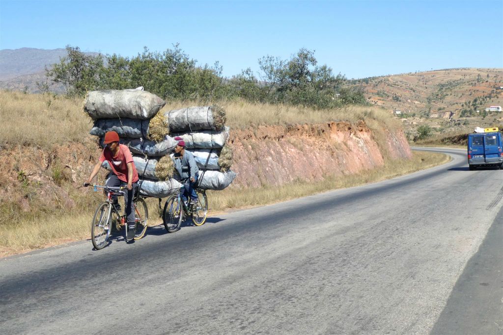 AMBOSITRA -> ANTSIRABE - twee Malagassiërs die goederen vervoeren op hun fiets