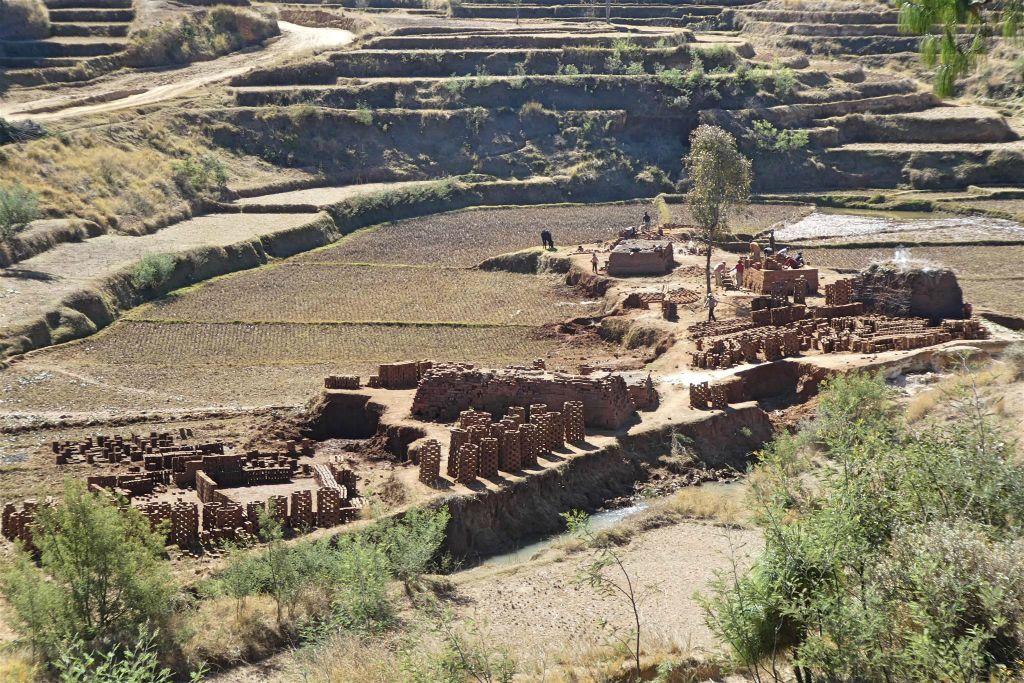 ANTSIRABE -> ANTANANARIVO - een bakstenen fabriekje