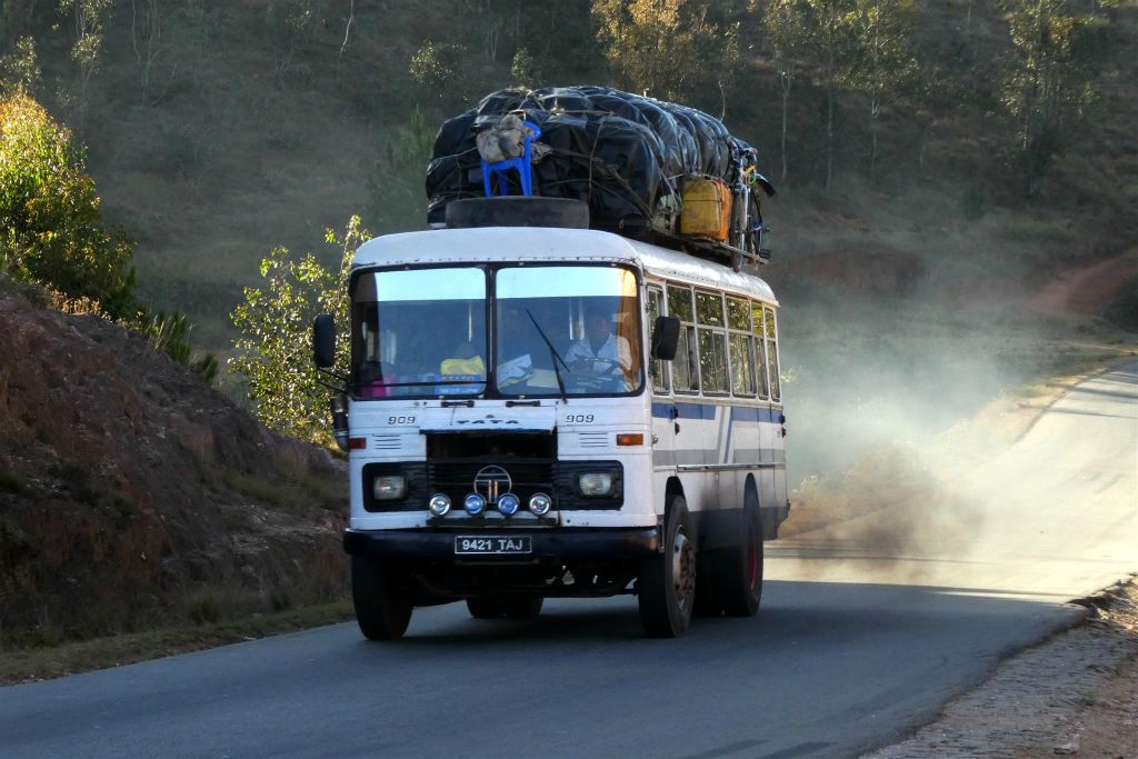 ANTSIRABE -> ANTANANARIVO - een Tata 909 bus