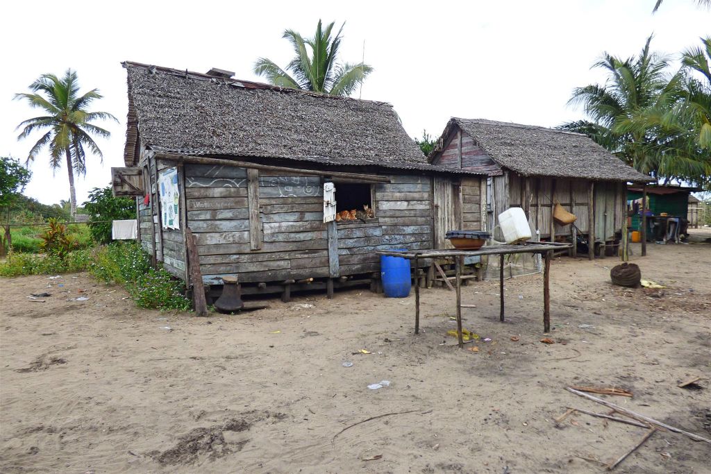 AMPANOTOAMAIZINA - een huis met poezen in het raam