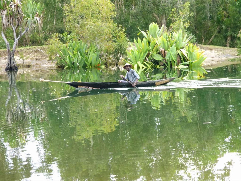 AMPANOTOAMAIZINA - een Malagassiër die aan het varen is