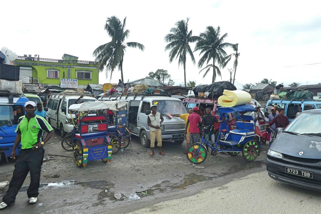 TOAMASINA - een minibus halte