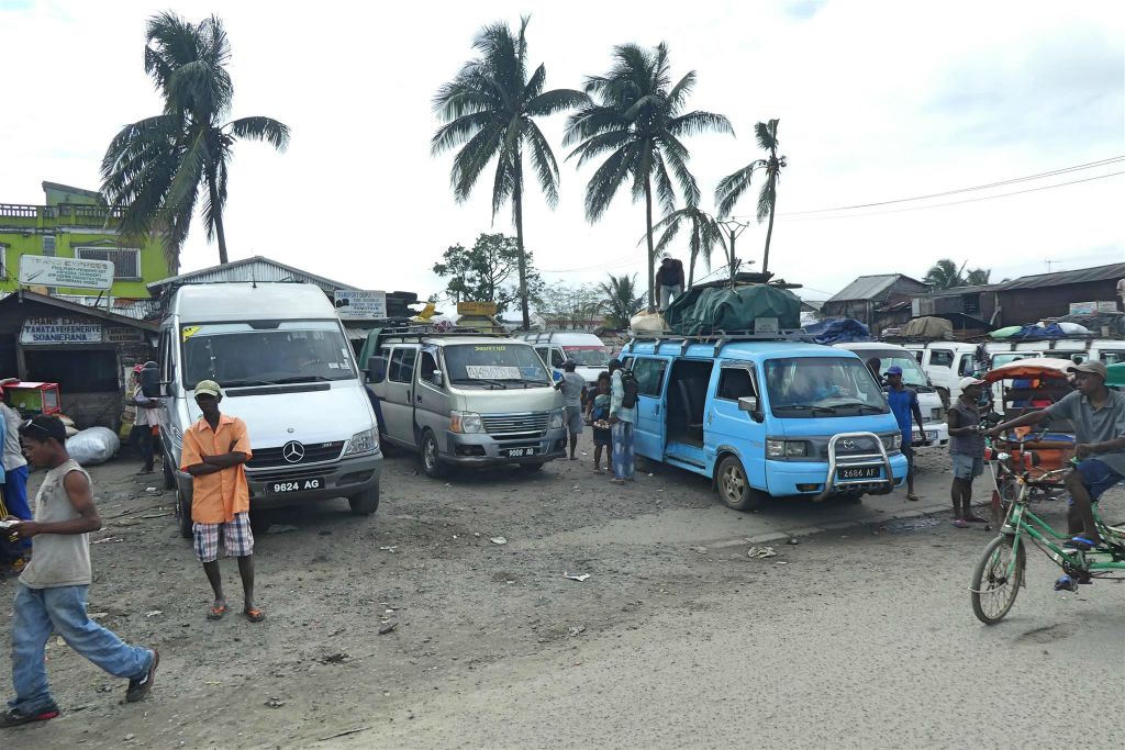TOAMASINA - een minibus halte