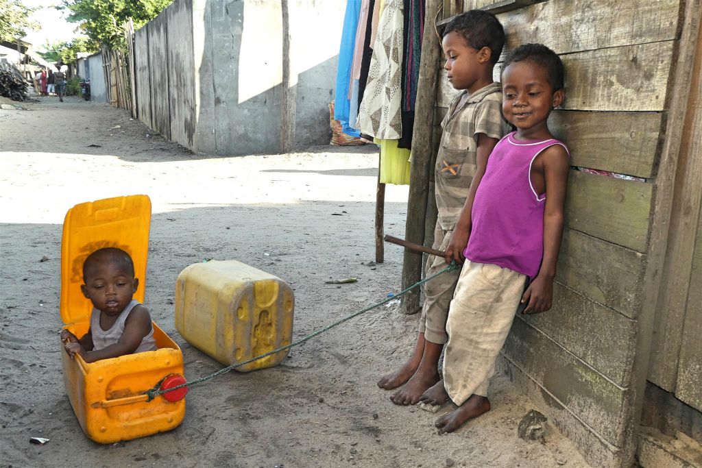 TOAMASINA -> MAHAMBO - enkele kinderen die aan het spelen zijn