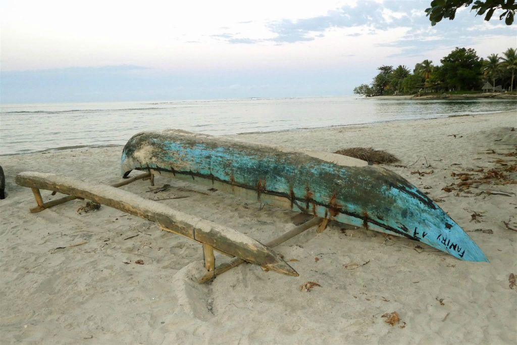 MAHAMBO - een boot op het strand
