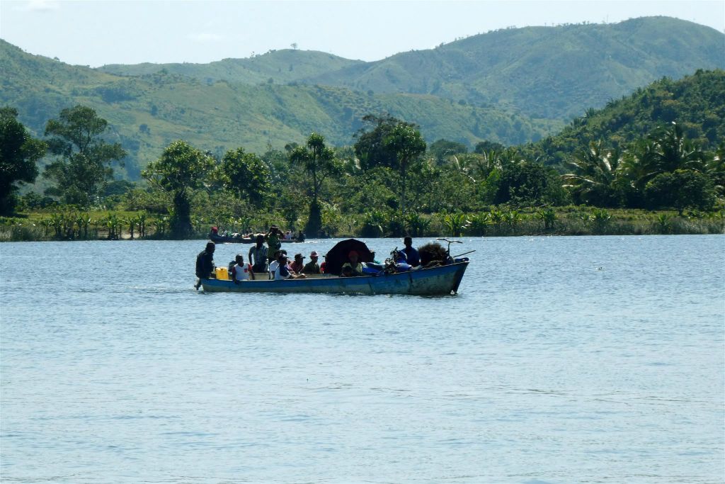 SOANIERANA IVONGO - een boot met Malagassiërs