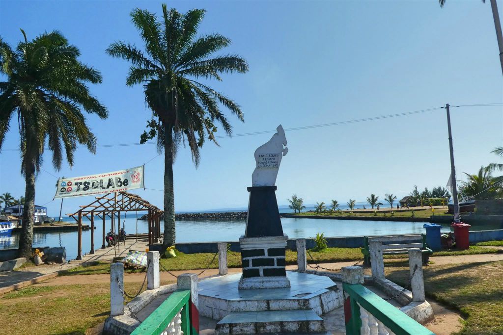 ÎLE SAINTE-MARIE - een monument ter ere van de onafhankelijkheid van Madagaskar