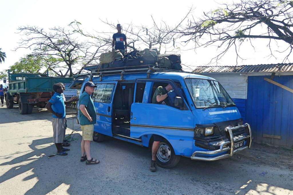 ÎLE SAINTE-MARIE - de minibus waarmee we naar onze overnachtingsplek gaan