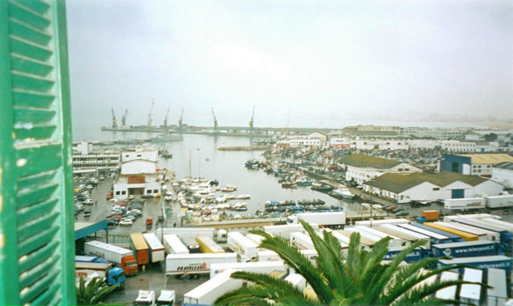 TANGER - het uitzicht op de haven vanuit de hotelkamer