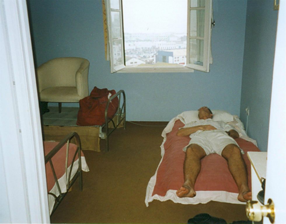 TANGER - kamergenoot Diederick past niet in zijn bed