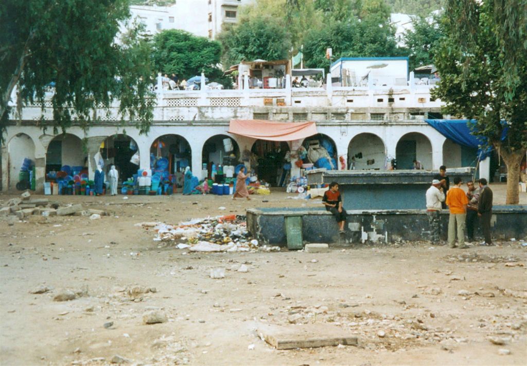 CHEFCHAOUEN - een binnenplaats bij een lokale markt