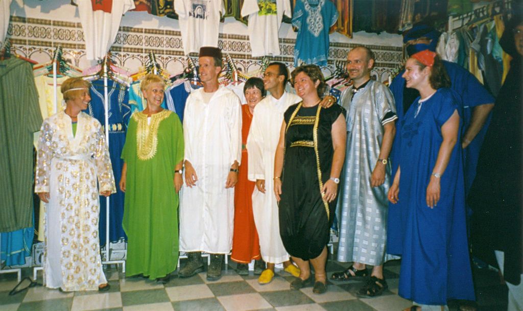 FES - enekel groepsleden gekleed in traditionele kleding