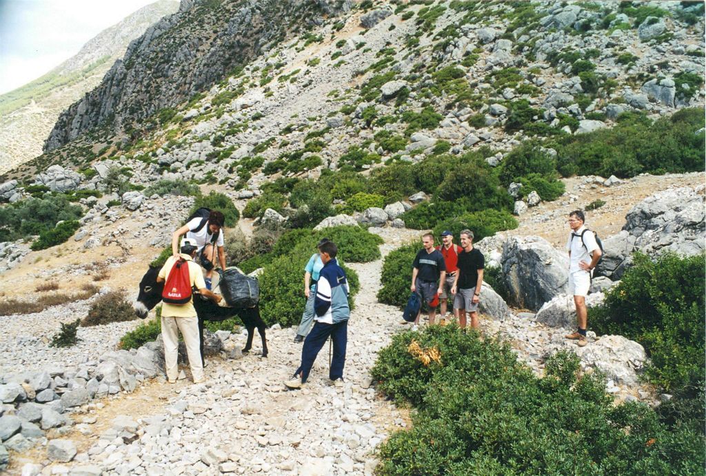 CHEFCHAOUEN - een vrouw van de groep bezig met het bestijgen van een ezel van een lokale