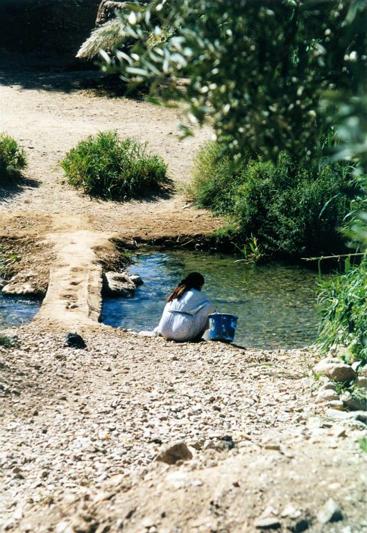 TINERHIR - een vrouw aan het wassen onderweg tijdens wandeling door de Gorges