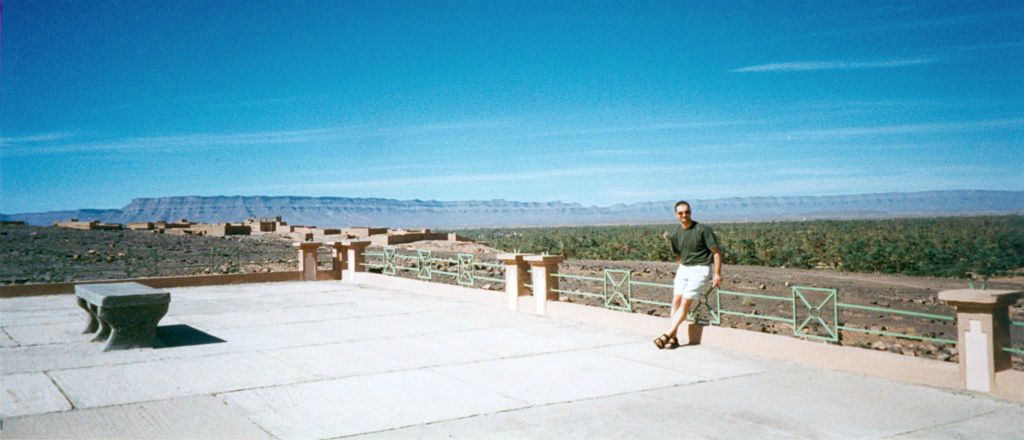 ERFOUD -> ZAGORA - Carlos bij een uitzichtspunt