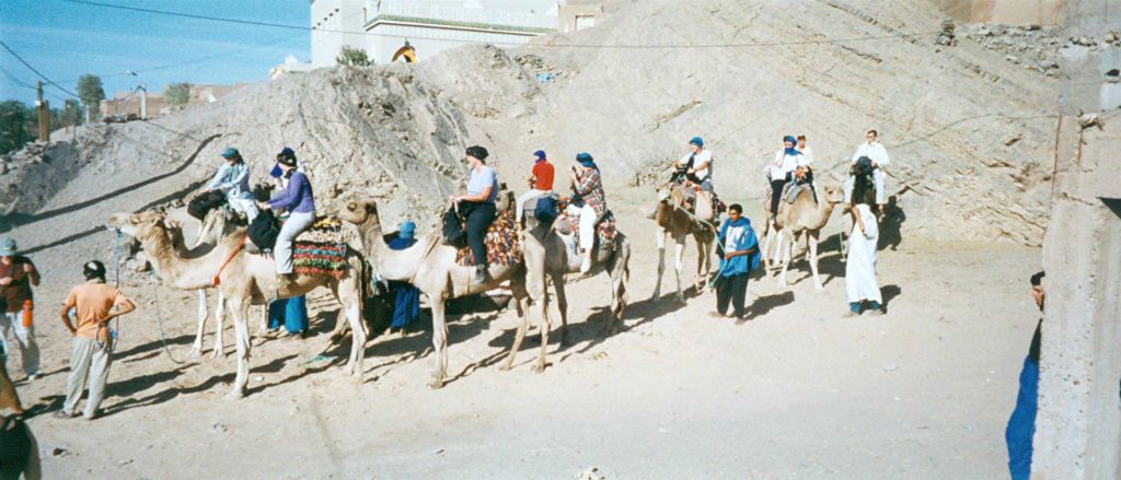 ZAGORA - de groepsleden die een dromedarissen tocht gingen maken