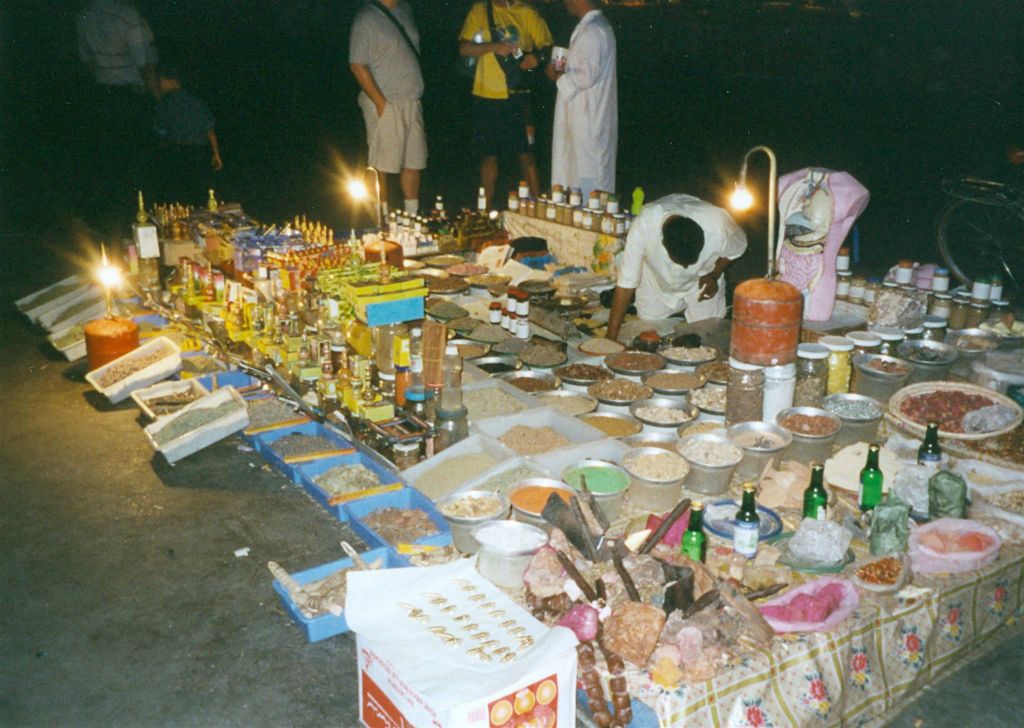 MARRAKECH - een kraam met kruiden op het Djemaa El-Fna plein