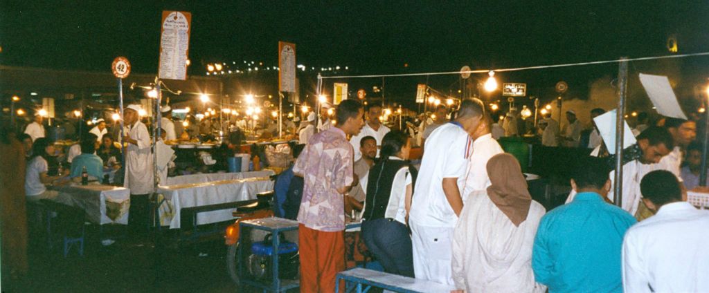 MARRAKECH - de diverse eetstalletjes op het Djemaa El-Fna plein