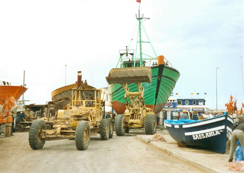 ESSOUIRA - een schip dat in een scheepswerf wordt verplaatst