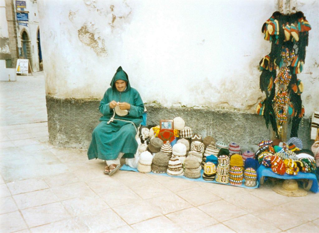 ESSOUIRA - een man die mutsen aan het breien is