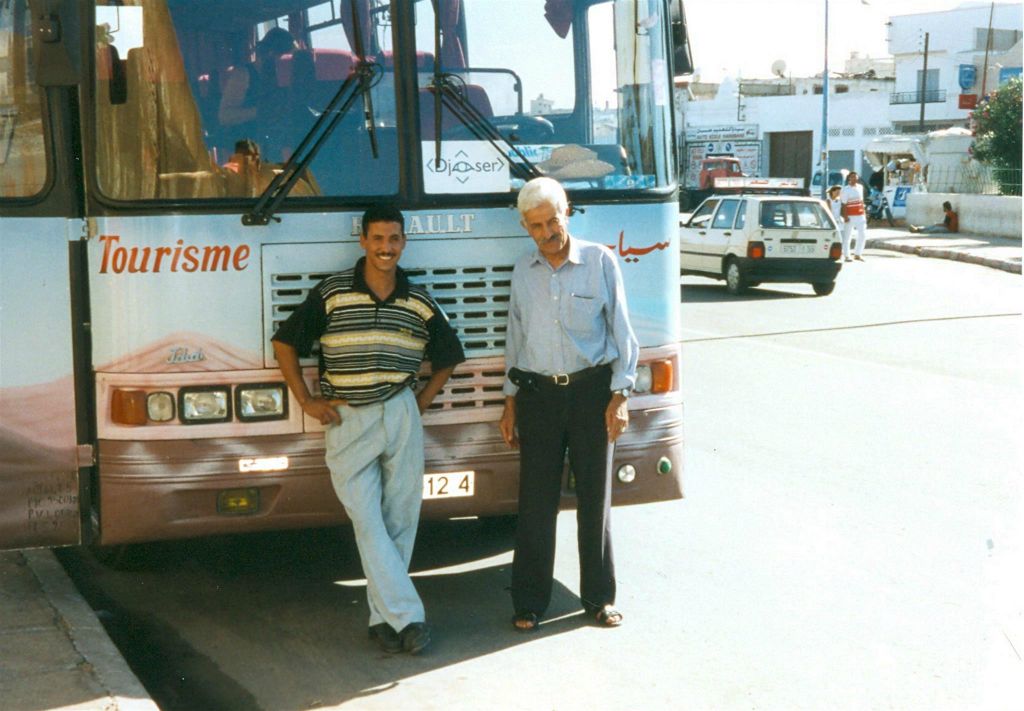 ESSOUIRA - de bijrijder en onze buschauffeur voor de bus