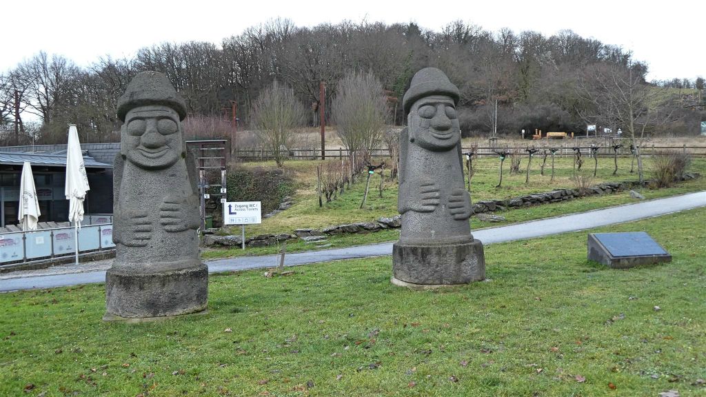 SANKT GOARSHAUSEN - twee beelden op de Loreley rots