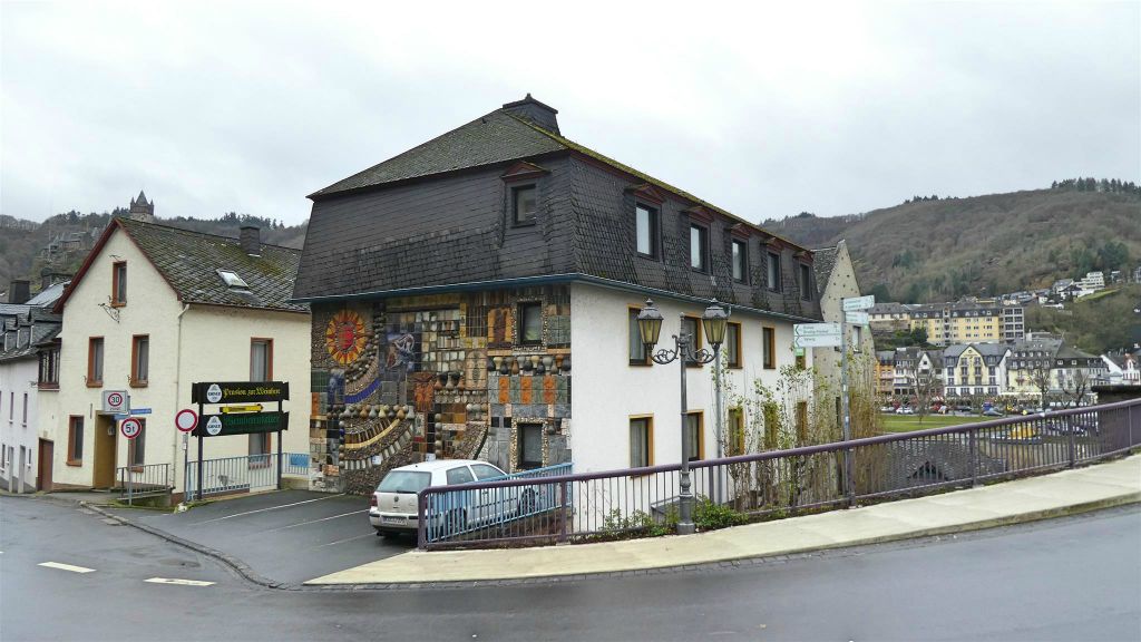 COCHEM - een reliëfmuur van het hotel Weinhexe