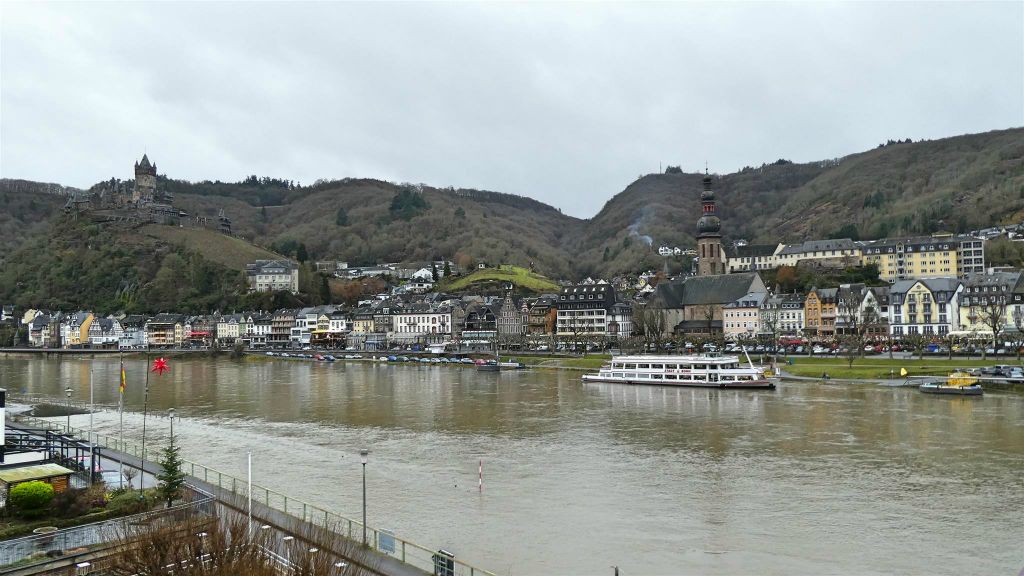 COCHEM - het uitzicht vanaf de Skagerrakbrug over de Moezel