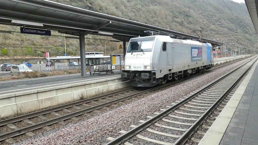 COCHEM - een locomotief op het treinstation