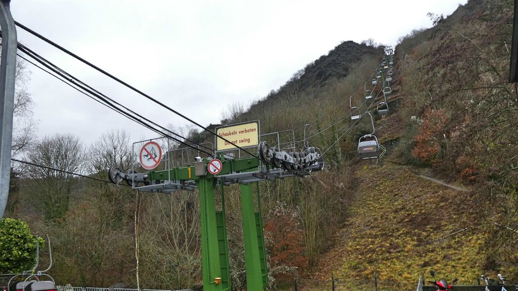 COCHEM - enkele stoeltjes van het kabelbaanstation