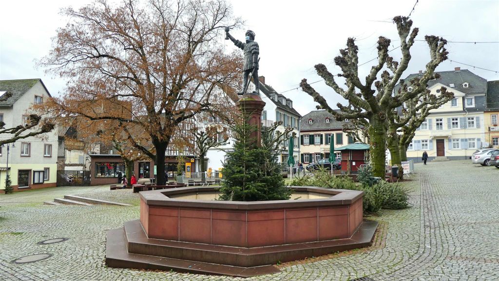 RÜDESHEIM AM RHEIN - een fontein op het marktplein