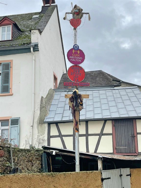 RÜDESHEIM AM RHEIN - een corona paal