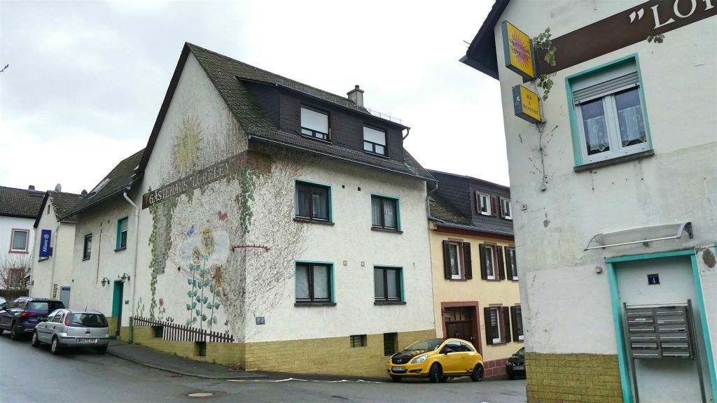 RÜDESHEIM AM RHEIN - een versierde gevel van het pension Gästehaus Loreley