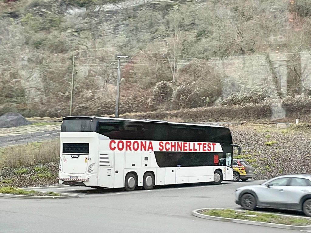 FILSEN - een bus als corona snel test locatie