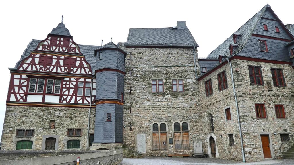 LIMBURG AN DER LAHN - de binnenplaats van het kasteel Limburg