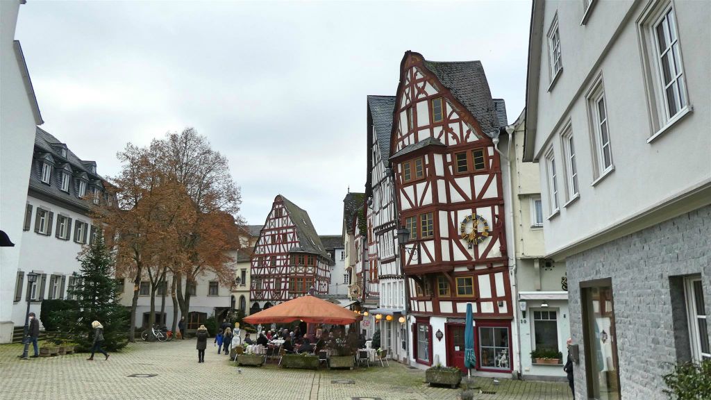 LIMBURG AN DER LAHN - het Byron huis (rechts met klok) op het Bischofsplatz plein