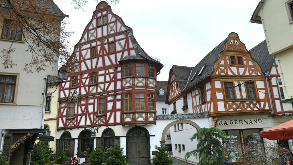 LIMBURG AN DER LAHN - het Trombetta huis (links) aan de Frankfurter straße