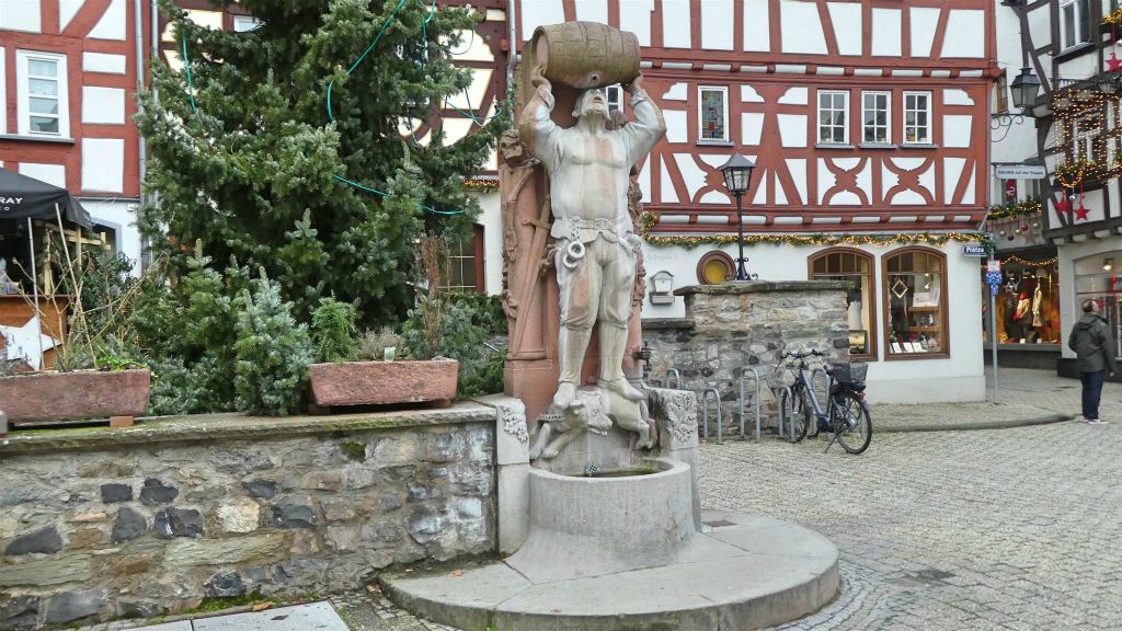 LIMBURG AN DER LAHN - de Hattstein fontein op het Plötze plein