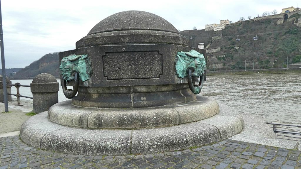 KOBLENZ - een reuze bolder voor het aanmeren van schepen bij de Deutsches Eck