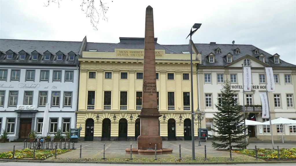 KOBLENZ - de  Clemensbrunnen fontein op het Deinhard plein