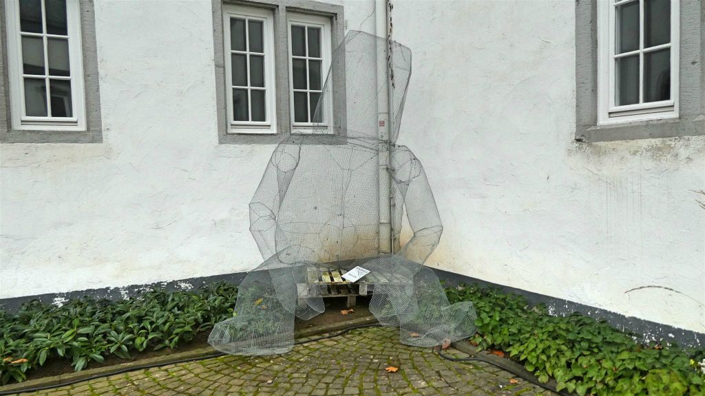 KOBLENZ - het kunstwerk menschenkind op de binnenplaats van het stadhuis
