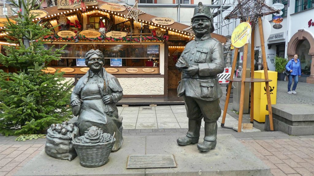 KOBLENZ - de "Der Maatfrau sät zom Schutzmann" sculptuur