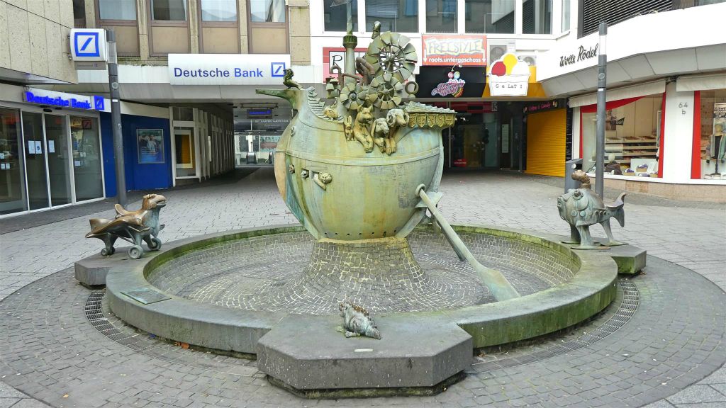 KOBLENZ - de erfinderbrunnen fontein