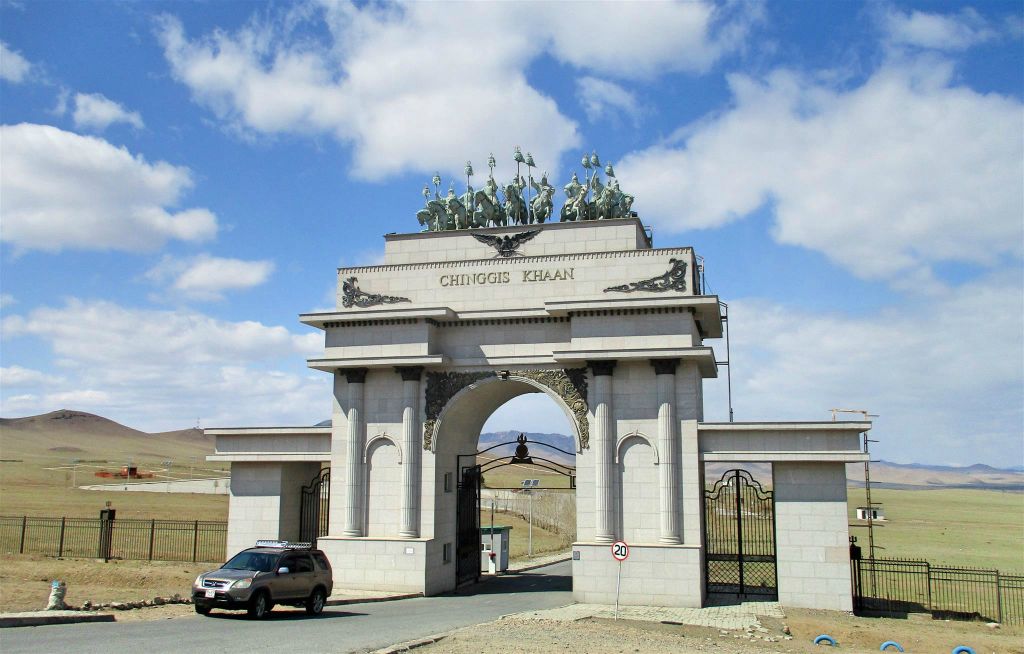 TSONIJN BODOG - de toegangspoort van het Genghis Khan standbeeldencomplex