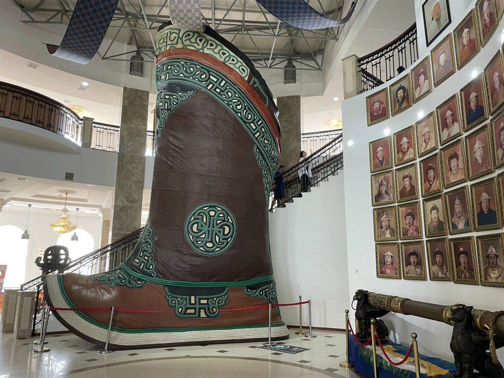 TSONIJN BODOG - een grote traditionele Mongools laars in het Genghis Khan standbeeldencomplex