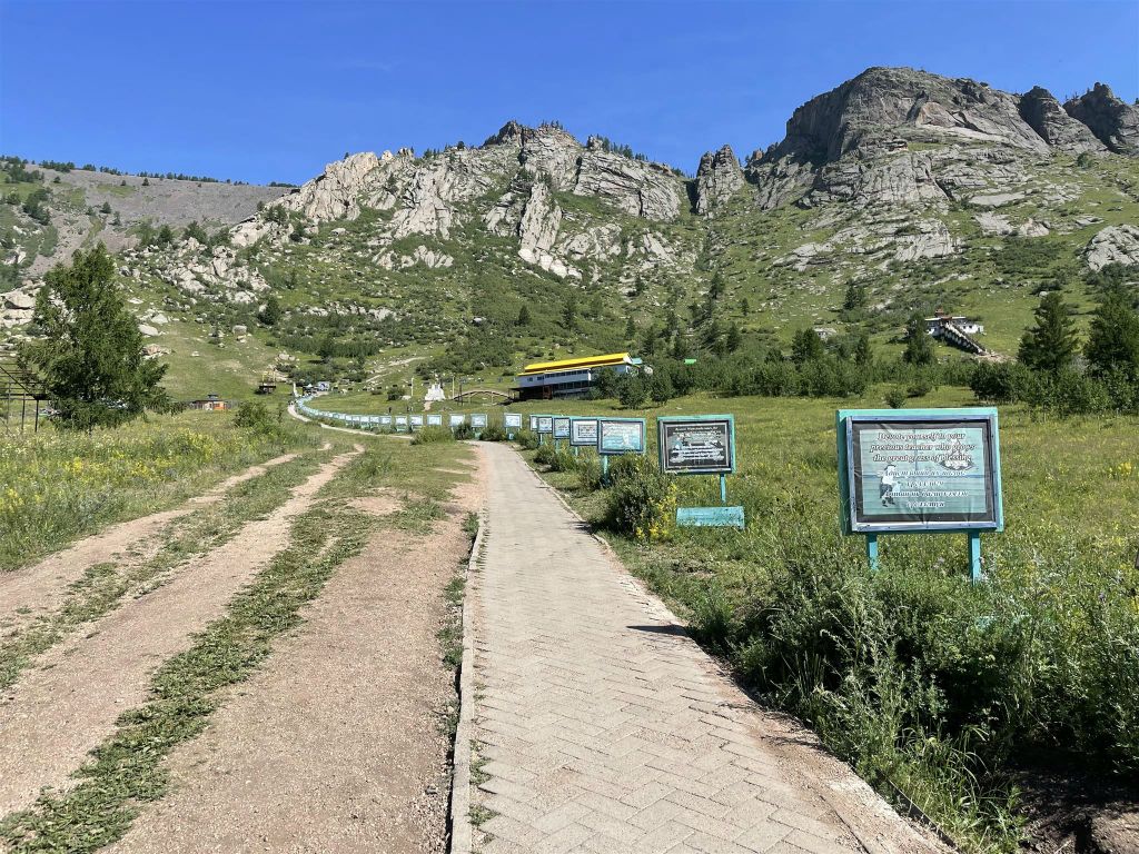 GORKHI TERELJ NATIONAL PARK - het hoofdpad van het Aryabal meditatie tempel complex