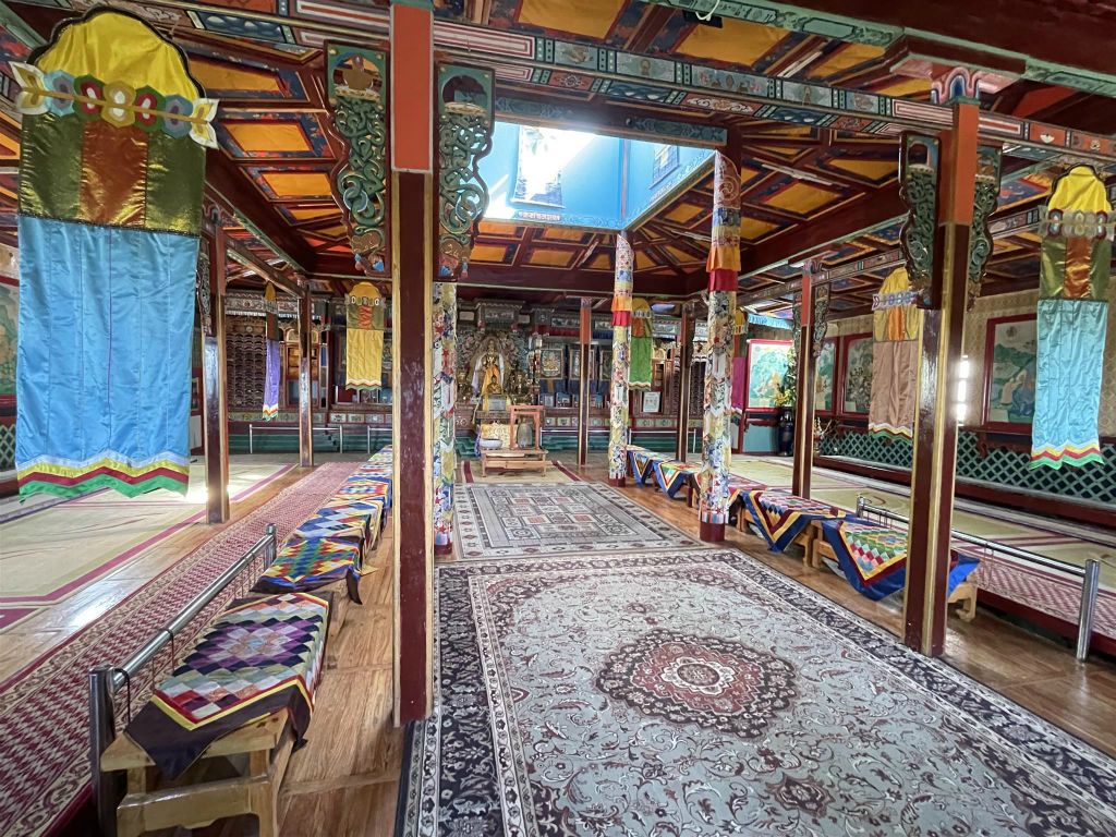 GORKHI TERELJ NATIONAL PARK - binnen in de Aryabal meditatie tempel