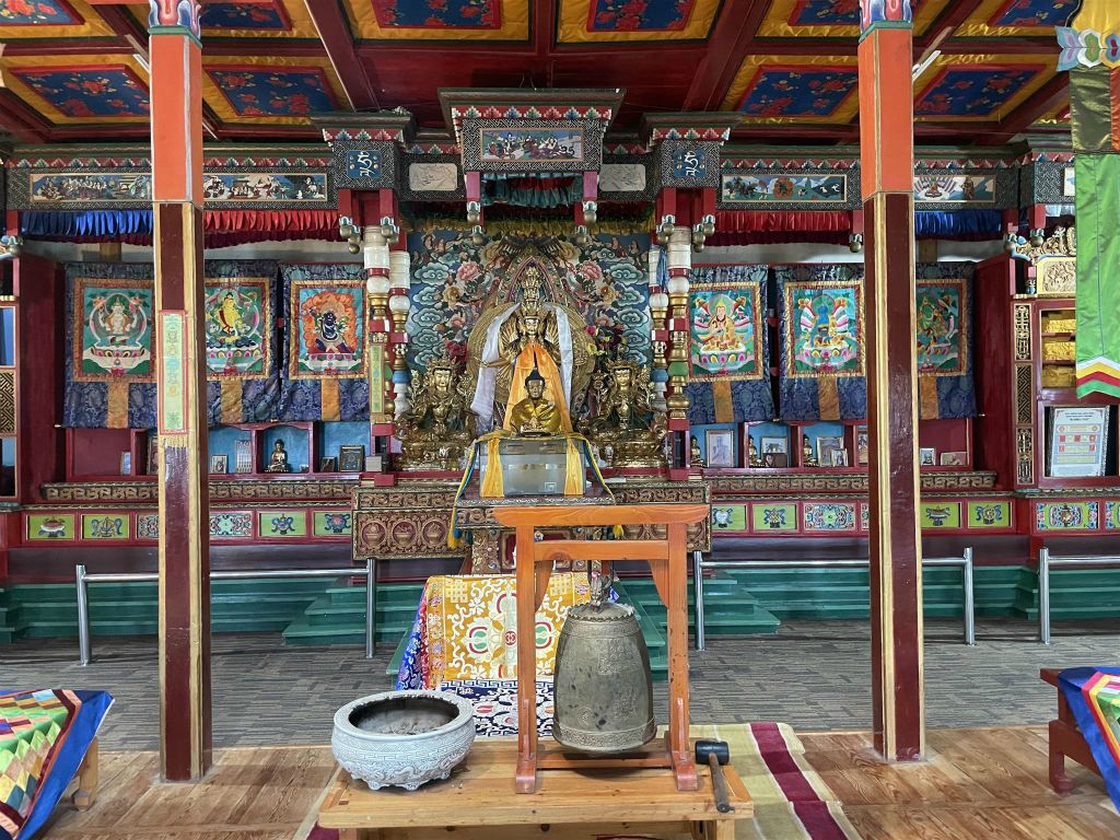 GORKHI TERELJ NATIONAL PARK - binnen in de Aryabal meditatie tempel