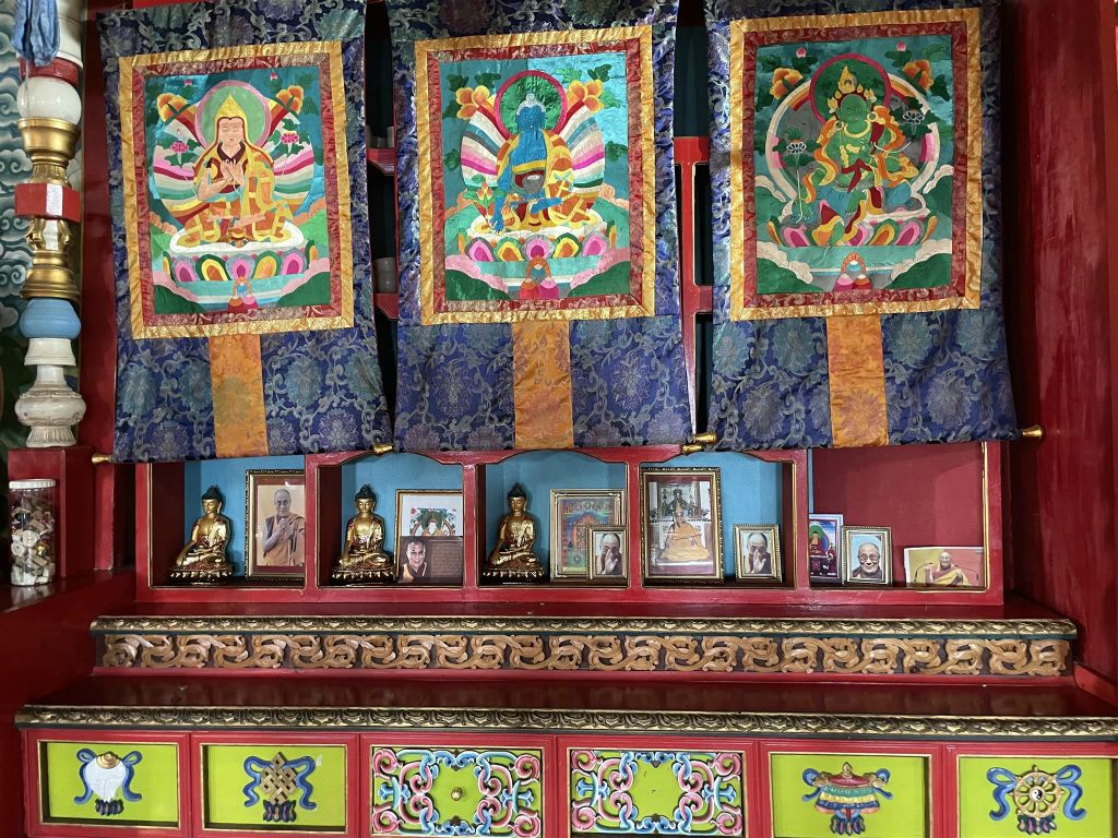 GORKHI TERELJ NATIONAL PARK - binnen in de Aryabal meditatie tempel